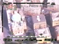 Sicht aus einem Polizeihubschrauber auf die Piazza Alimonda, auf der am 20. Juli 2001 Carlo Giuliani erschossen wurde (Screenshot des Films "OP Genova 2001").
